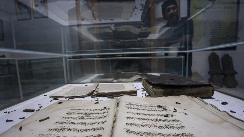 Budayawan Indramayu Nang Sadewo merawat koleksi mushaf Al Quran kuno di Museum Bandar Cimanuk, Indramayu, Jawa Barat, Sabtu (28/2/2026). Museum Bandar Cimanuk berhasil mengumpulkan puluhan naskah berupa manuskrip kuno termasuk mushaf Al Quran kuno, buku tasawuf, tauhid, hukum Islam, falak hingga ilmu pengobatan peninggalan akhir abad ke-16 hingga abad ke-19 masehi dan telah menjadi bahan pengembangan ilmu pengetahuan dan sejarah penyebaran Islam di Jawa Barat. ANTARA FOTO/Dedi Suwidiantoro/wsj.