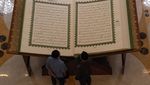 Mushaf Al-Quran Raksasa Dipamerkan di Masjid Raya Sheikh Zayed Solo
