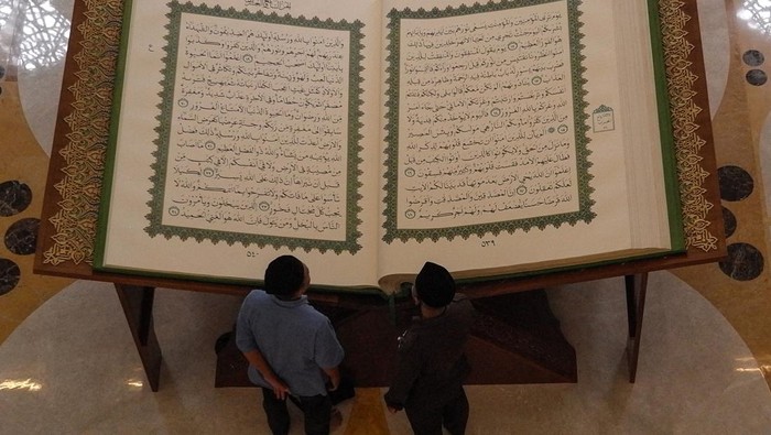 Tamu didampingi petugas mengamati mushaf kitab suci Al Quran berukuran jumbo 3 X 2 meter di Masjid Raya Sheikh Zayed, Solo, Jawa Tengah, Sabtu (28/2/2026). Mushaf tulis tangan karya Universitas Sains Al-Quran (UNSIQ) Wonosobo ini merupakan pemberian Presiden ke-7 RI Joko Widodo kepada pengurus masjid setempat untuk dipamerkan sebagai daya tarik bagi pengunjung dan wisatawan. ANTARAFOTO/Maulana Surya/wsj. *** Local Caption ***