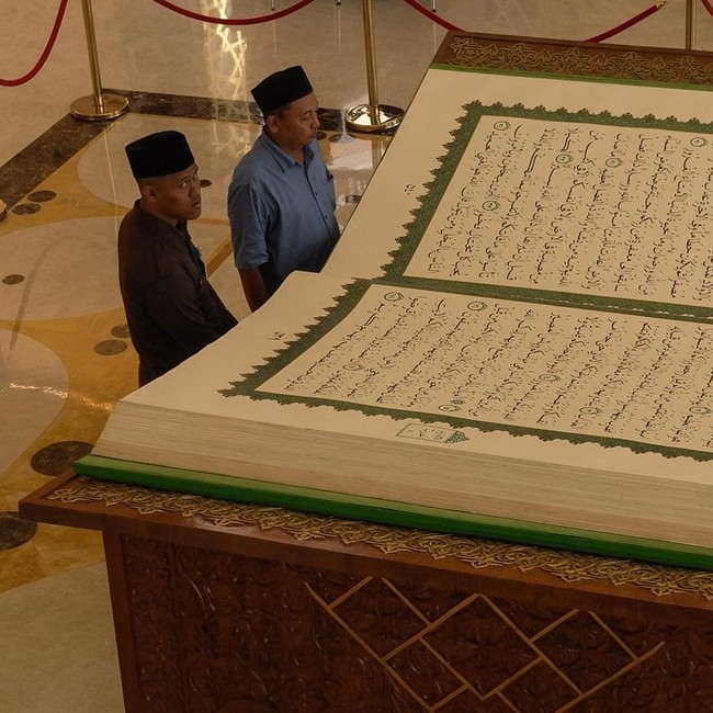 Mushaf Al-Quran Raksasa Dipamerkan di Masjid Raya Sheikh Zayed Solo