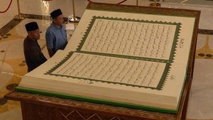 Mushaf Al-Quran Raksasa Dipamerkan di Masjid Raya Sheikh Zayed Solo