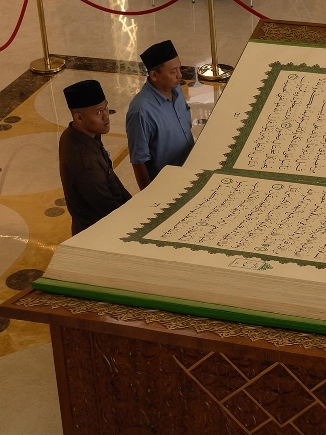 Mushaf Al-Quran Raksasa Dipamerkan di Masjid Raya Sheikh Zayed Solo