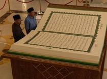 Mushaf Al-Quran Raksasa Dipamerkan di Masjid Raya Sheikh Zayed Solo