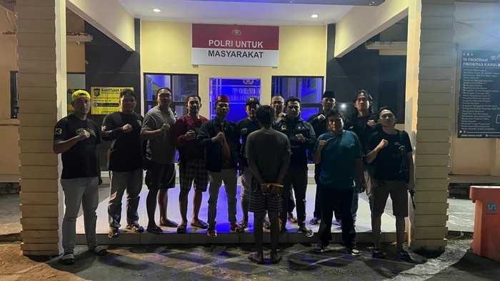 Pelaku pembunuhan di Lampung Barat saat menyerahkan diri ke polisi di Prabumulih, Sumsel.