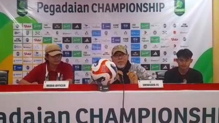 Pelatih Sriwijaya FC Iwan Setiawan saat press conference.