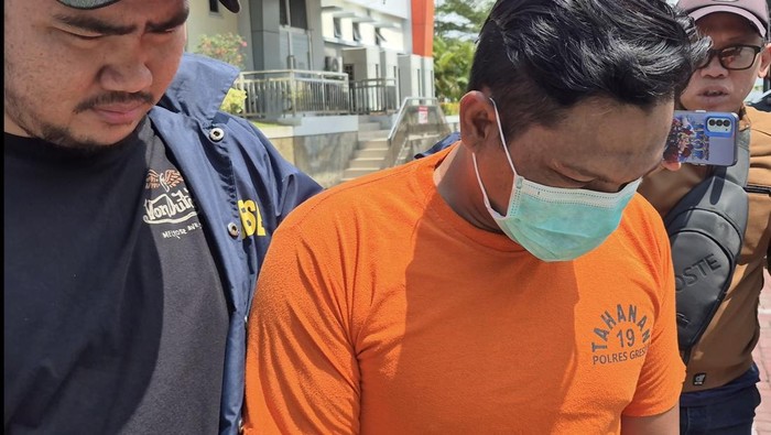 S (45), warga Desa Tlogosadang, Kecamatan Paciran pelaku pembacokan saat patrol sahur di Panceng Gresik