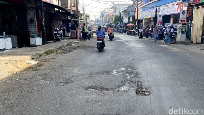 Penampakan kerusakan jalan di Jalan Rancaekek-Majalaya.