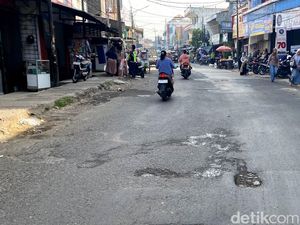Hati-hati Banyak Lubang di Jalan Rancaekek-Majalaya!