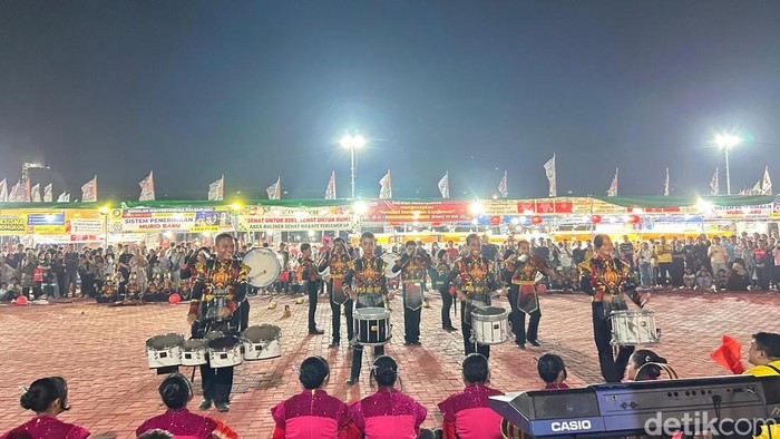 Penampilan marching band di Puncak Cap Go Meh Palembang