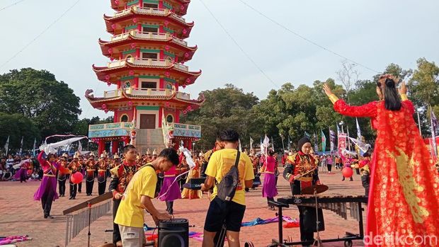 Penampilan marching band di Puncak Cap Go Meh Palembang