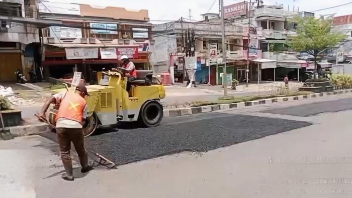 Perbaikan jalan dan tambal jalan berlubang dilakukan di jalan provinsi di Kota Jambi