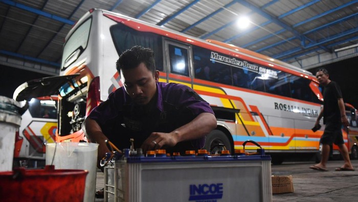 Pekerja melakukan perbaikan dan perawatan sebuah bus yang akan digunakan untuk armada mudik Lebaran 2026 di PO Rosalia Indah, Palembang, Sumatera Selatan, Sabtu (28/2/2026).Perawatan dan perbaikan berupa pengecekan rem, tekanan angin ban, kaki-kaki bus, hingga bagian mesin tersebut dilakukan untuk memastikan bahwa bus layak jalan dengan mesin baik sehingga diharapkan tidak ada kendala saat perjalanan mudik. ANTARA FOTO/Angga Palguna/wsj.