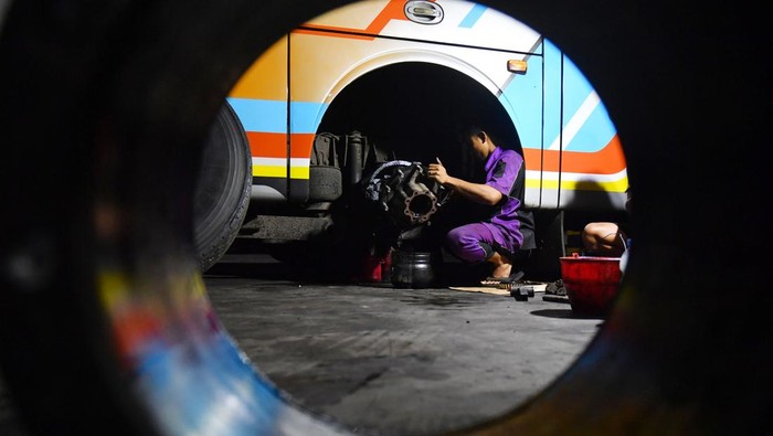 Pekerja melakukan perbaikan dan perawatan sebuah bus yang akan digunakan untuk armada mudik Lebaran 2026 di PO Rosalia Indah, Palembang, Sumatera Selatan, Sabtu (28/2/2026).Perawatan dan perbaikan berupa pengecekan rem, tekanan angin ban, kaki-kaki bus, hingga bagian mesin tersebut dilakukan untuk memastikan bahwa bus layak jalan dengan mesin baik sehingga diharapkan tidak ada kendala saat perjalanan mudik. ANTARA FOTO/Angga Palguna/wsj.