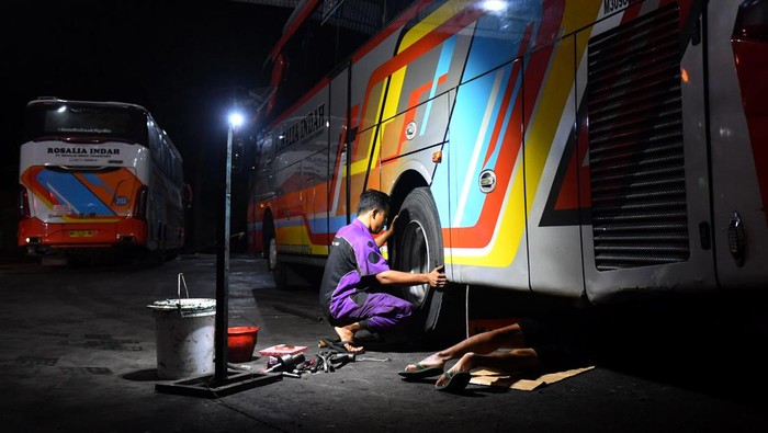 Pekerja melakukan perbaikan dan perawatan sebuah bus yang akan digunakan untuk armada mudik Lebaran 2026 di PO Rosalia Indah, Palembang, Sumatera Selatan, Sabtu (28/2/2026).Perawatan dan perbaikan berupa pengecekan rem, tekanan angin ban, kaki-kaki bus, hingga bagian mesin tersebut dilakukan untuk memastikan bahwa bus layak jalan dengan mesin baik sehingga diharapkan tidak ada kendala saat perjalanan mudik. ANTARA FOTO/Angga Palguna/wsj.
