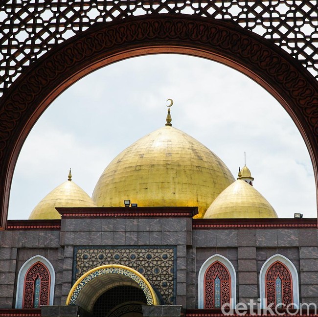 Pesona Masjid Kubah Emas, Destinasi Religi Andalan Depok