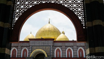 Pesona Masjid Kubah Emas, Destinasi Religi Andalan Depok