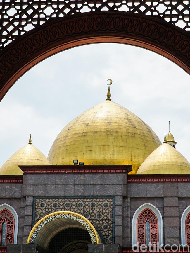 Pesona Masjid Kubah Emas, Destinasi Religi Andalan Depok