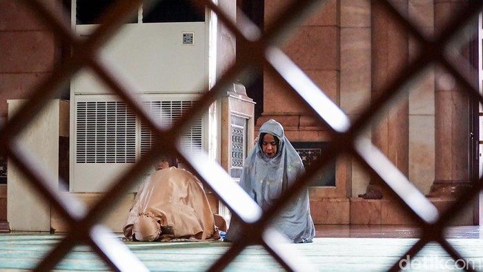 Masjid Dian Al Mahri di Depok dikenal dengan kubah emas 24 karat. Masjid ini menjadi destinasi religi sekaligus ikon arsitektur megah.