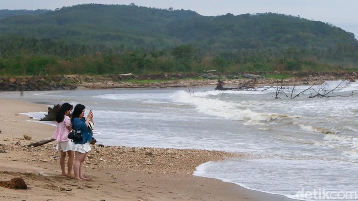 KEK Tanjung Lesung di Pandeglang memadukan panorama pantai dan fasilitas modern. Wisatawan dapat menikmati laut, golf, vila hingga kuliner dalam satu kawasan.