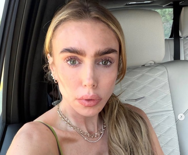 “Saya tidak punya jawaban untuk beberapa hal, dan itu terasa berat. Ketika ditanya apa yang akan terjadi selanjutnya, apakah ini akan berhenti, dan mendengar dentuman keras di malam hari. Saya hanya berusaha melindungi mereka dan mengatakan bahwa semuanya akan baik-baik saja. Tapi sebagai seorang ibu, tentu saja Anda tidak memiliki semua jawaban. Itu sangat sulit,” tuturnya. Foto: Dok. Instagram Petra Ecclestone, Sam Palmer