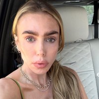 “Saya tidak punya jawaban untuk beberapa hal, dan itu terasa berat. Ketika ditanya apa yang akan terjadi selanjutnya, apakah ini akan berhenti, dan mendengar dentuman keras di malam hari. Saya hanya berusaha melindungi mereka dan mengatakan bahwa semuanya akan baik-baik saja. Tapi sebagai seorang ibu, tentu saja Anda tidak memiliki semua jawaban. Itu sangat sulit,” tuturnya. Foto: Dok. Instagram Petra Ecclestone, Sam Palmer