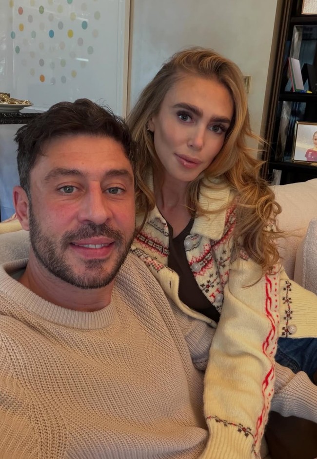 Petra Ecclestone diketahui mulai tinggal di Dubai sejak akhir tahun 2025 atau awal 2026. Dia dan suami serta anak-anak mereka memutuskan pindah dari Los Angeles dan membeli rumah mewah di kawasan Emirates Hills, Dubai karena alasan keamanan dan kualitas hidup yang dianggap lebih baik.  Foto: Dok. Instagram Petra Ecclestone, Sam Palmer