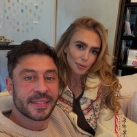 Petra Ecclestone diketahui mulai tinggal di Dubai sejak akhir tahun 2025 atau awal 2026. Dia dan suami serta anak-anak mereka memutuskan pindah dari Los Angeles dan membeli rumah mewah di kawasan Emirates Hills, Dubai karena alasan keamanan dan kualitas hidup yang dianggap lebih baik.  Foto: Dok. Instagram Petra Ecclestone, Sam Palmer