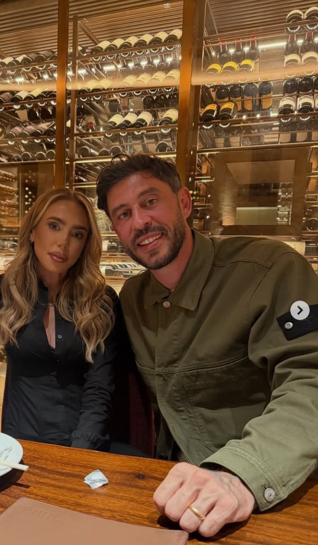 “Saya merasa saya dan keluarga sudah melalui banyak hal belakangan ini karena alasan pribadi. Kami datang ke Dubai untuk merasa aman, dan akhirnya merasa mulai menetap, lalu kejadian ini terjadi. Ini benar-benar menjadi situasi yang sangat mengejutkan. Tapi syukurlah kami selamat. Itu benar-benar bukan malam yang menyenangkan. Saya harap semua orang tetap aman dan kita semua bisa melalui ini,” curhat anak dari putri mantan bos F1 Bernie Ecclestone itu. Foto: Dok. Instagram Petra Ecclestone, Sam Palmer