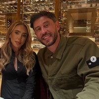 “Saya merasa saya dan keluarga sudah melalui banyak hal belakangan ini karena alasan pribadi. Kami datang ke Dubai untuk merasa aman, dan akhirnya merasa mulai menetap, lalu kejadian ini terjadi. Ini benar-benar menjadi situasi yang sangat mengejutkan. Tapi syukurlah kami selamat. Itu benar-benar bukan malam yang menyenangkan. Saya harap semua orang tetap aman dan kita semua bisa melalui ini,” curhat anak dari putri mantan bos F1 Bernie Ecclestone itu. Foto: Dok. Instagram Petra Ecclestone, Sam Palmer