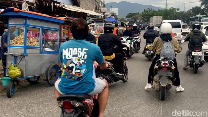 PKL dan pemotor lawan arus jadi salah satu hambatan di Jalan Bandung-Garut. Foto: Wisma Putra/detikJabar