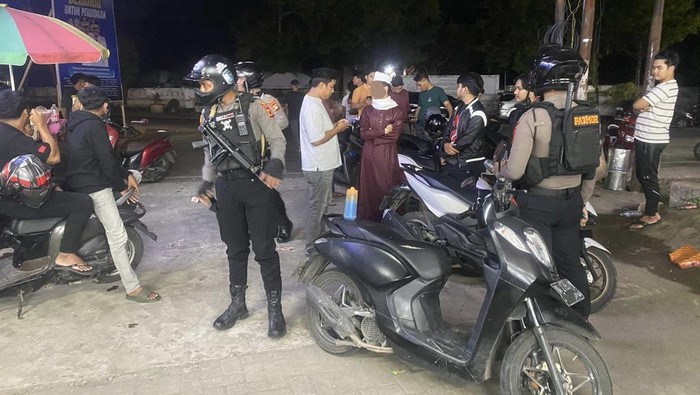 Polisi mengamankan empat orang pemuda yang melakukan konvoi sambil membawa senjata mainan berpeluru karet di Bone.
