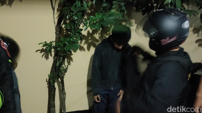 Polisi saat mengamankan remaja yang hendak perang sarung di Cianjur