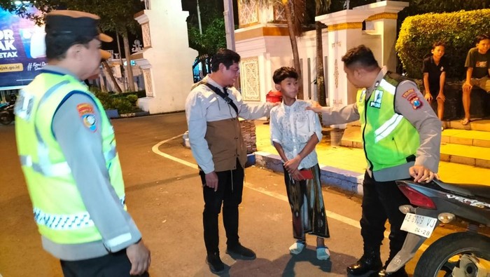 Polisi saat mengamankan remaja yang mau perang sarung.
