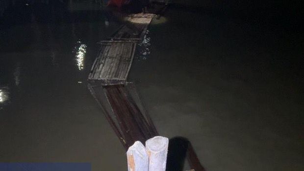 Polres Kepulauan Meranti membongkar illegal logging dan menyita 10 rakit kayu di Sungai Dedap Polres Kepulauan Meranti membongkar illegal logging dan menyita 10 rakit kayu di Sungai Dedap