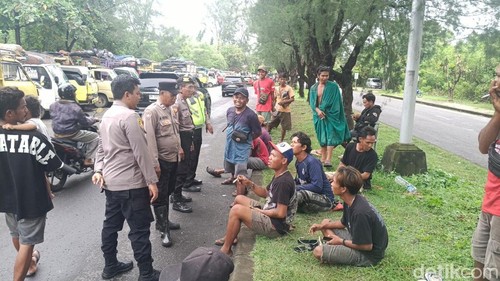 Polsek Denpasar Selatan saat memberikan arahan dan imbauan kepada sopir truk sampah di depan TPA Suwung, Minggu (1/3/2026).