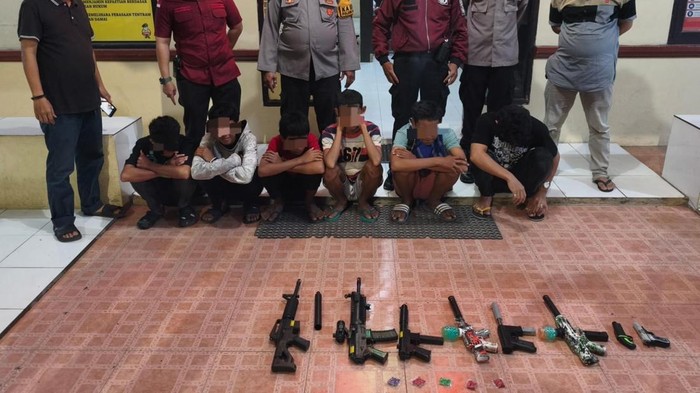 Polsek Manggala mengamankan sejumlah remaja yang saling serang menggunakan senjata mainan di Makassar.