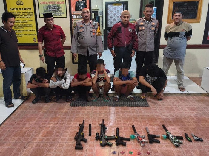 Polsek Manggala mengamankan sejumlah remaja yang saling serang menggunakan senjata mainan di Makassar.