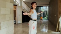 Poppy Sovia memperlihatkan rumah barunya di Instagram. Akhirnya inilah tempat bertumbuh keluargaku selanjutnya Gaiss! Iya, masih jauh dari kata perfect. Gak bisa langsung ditinggalin. Banyak PR, banyak yang harus dibongkar, di touch up dll, tulisnya dilihat, Minggu (1/3/2026). (Foto: dok Instagram popsovia)