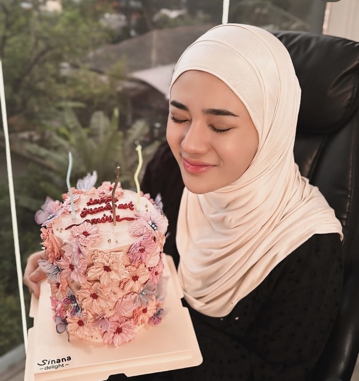 Pose Cantik Clara Shinta saat Minum Matcha hingga Makan Steak di Restoran