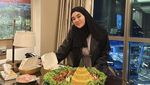 Pose Cantik Clara Shinta saat Minum Matcha hingga Makan Steak di Restoran