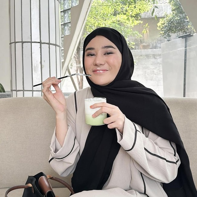 Pose Cantik Clara Shinta saat Minum Matcha hingga Makan Steak di Restoran