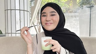 Pose Cantik Clara Shinta saat Minum Matcha hingga Makan Steak di Restoran