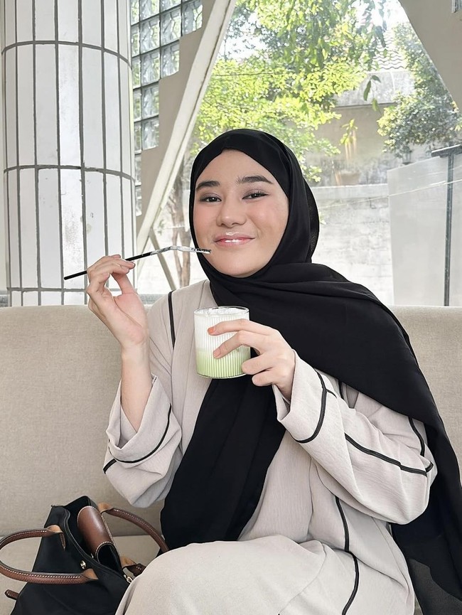 Pose Cantik Clara Shinta saat Minum Matcha hingga Makan Steak di Restoran