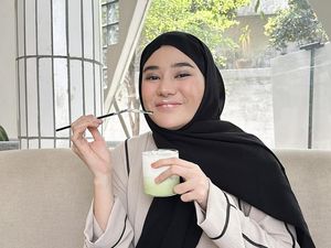 Pose Cantik Clara Shinta saat Minum Matcha hingga Makan Steak di Restoran