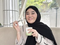 Pose Cantik Clara Shinta saat Minum Matcha hingga Makan Steak di Restoran