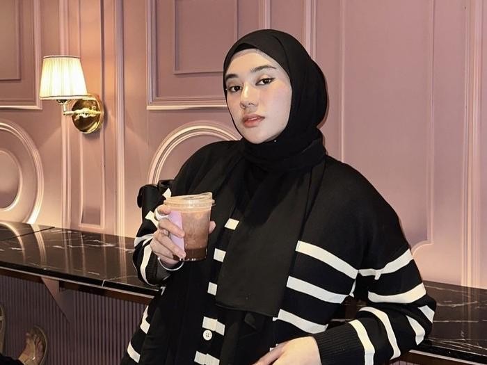 Pose Cantik Clara Shinta saat Minum Matcha hingga Makan Steak di Restoran