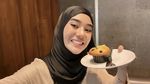 Pose Cantik Clara Shinta saat Minum Matcha hingga Makan Steak di Restoran