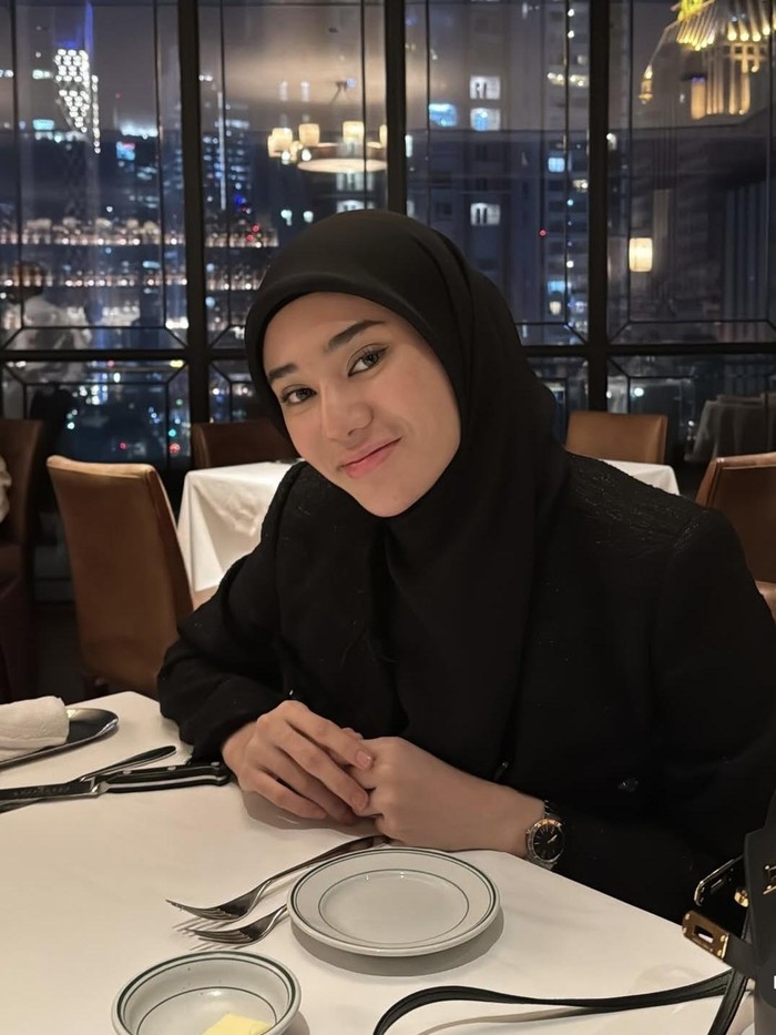 Pose Cantik Clara Shinta saat Minum Matcha hingga Makan Steak di Restoran