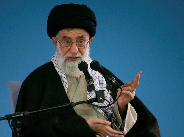 FILE PHOTO: Irans Supreme Leader Ayatollah Ali Khamenei speaks in Tehran January 8, 2007.   REUTERS/Stringer/File Photo