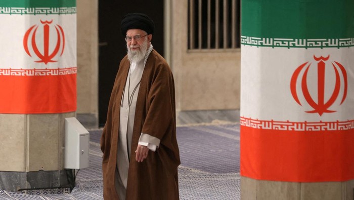 FILE PHOTO: Irans Supreme Leader Ayatollah Ali Khamenei arrives to cast his vote during runoff parliamentary elections in Tehran, Iran, May 10, 2024. Majid Asgaripour/WANA (West Asia News Agency) via REUTERS ATTENTION EDITORS - THIS PICTURE WAS PROV